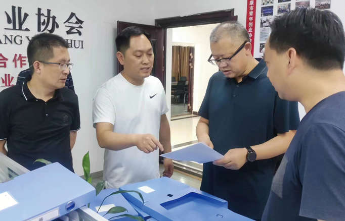 安康市政协秘书长丁关军，副秘 书长、办公室主任蒋军调研指导青 创协会委员工作室，市政协委员、 公司总经理李德奎做汇报介绍