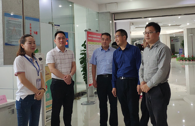 市创业就业服务中心心任谢光 运、市残联理事长王怀忠指导 公司承办的残疾人专场招聘会