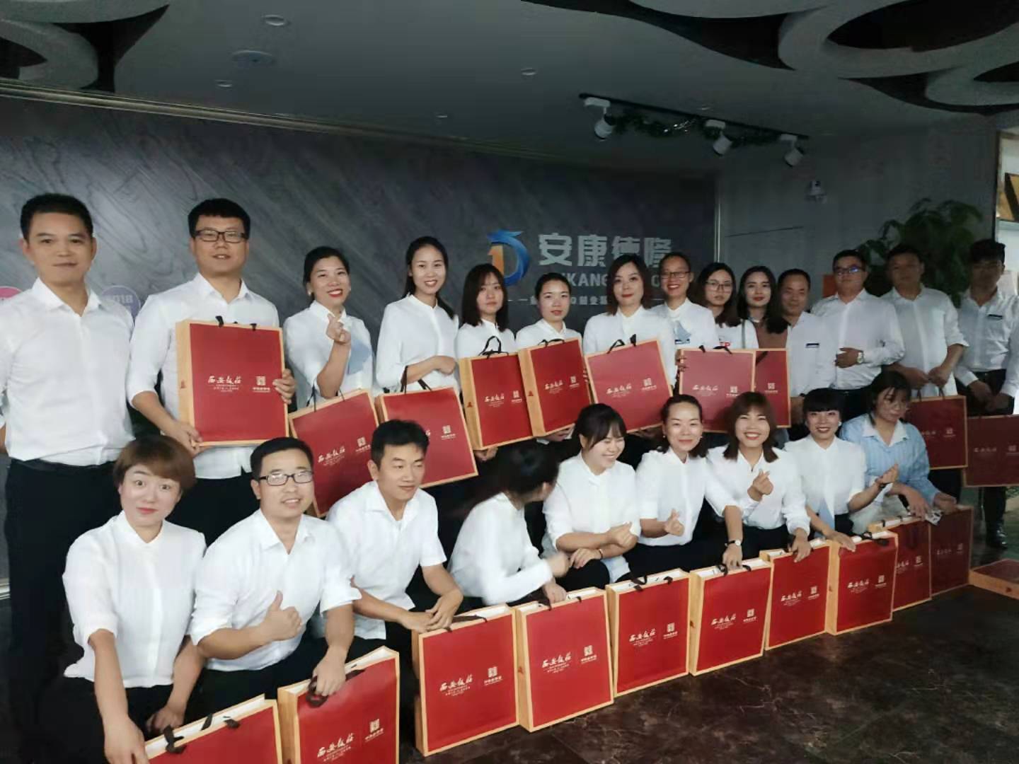 德隆公司中秋员工福利  好幸福